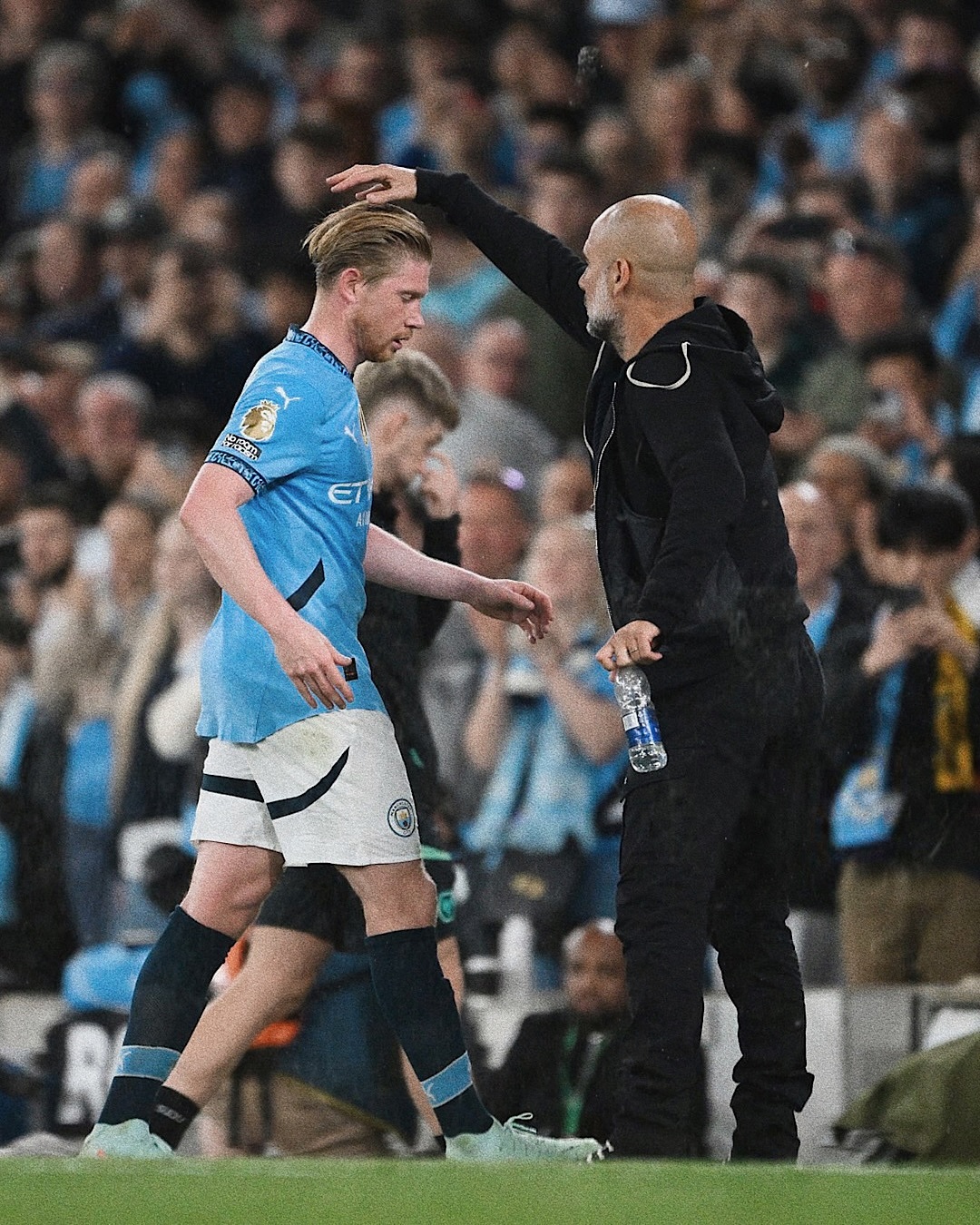 包含德国杯赛程吃紧，阿森纳集结日止住颓势，话题不断，更衣室氛围转暖的词条